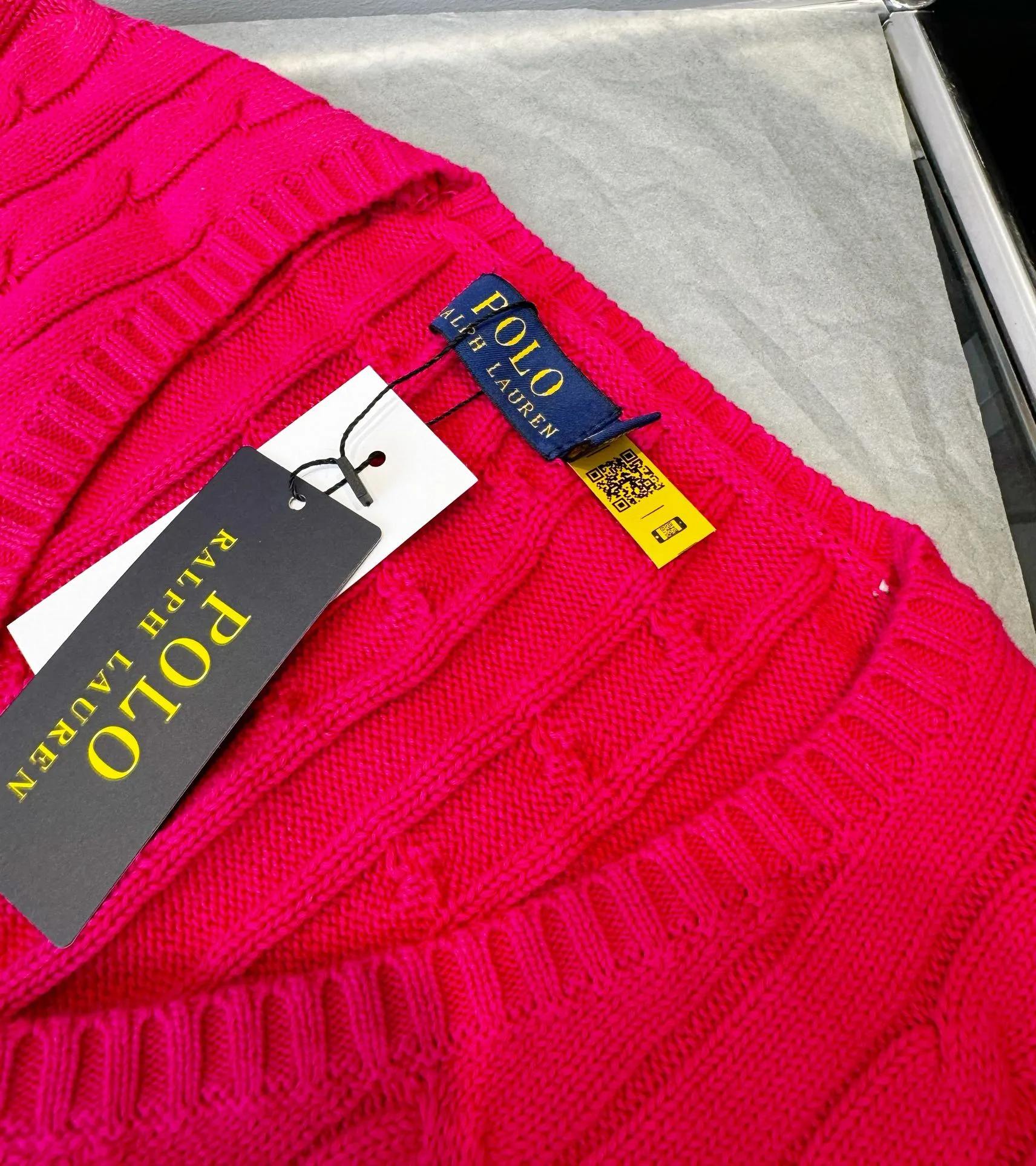 🅿️220 Style number: L04 (red) Ralph Lauren RL classic war horse logo embroidered cable pattern twist button V-neck knitted sweater on the chest, same style for men and women, 9 colors Color: beige, navy, black, chick yellow, sky blue, khaki, red, gray, purple Size: XSSML M Shoulder Width 36 Clothes Length 58 Bust 44 L Shoulder Width 37 Clothes Length 60 Bust 46 Soft and glutinous🧶🫶The style is a very classic cable sweater American retro college style Perfect hand comfort. It is a must-have item for spring, autumn and winter wardrobes. It looks great when worn alone or layered as an inner wear. High-density LOGO embroidery on the chest, and original customization of tag accessories. Made of pure cotton yarn 🧶 blended with wool, pure cotton is skin-friendly and comfortable, small label war horse embroidered twist turtleneck sweater 🐎 high quality. Follow the blogger to learn how to wear it! Let’s get a Ralph Lauren cable sweater. It’s a super hard-to-find series after it became popular. It’s hard to find one on the official website. It’s simple and practical to wear, with a lazy and loose feel. The thickened fabric has a more texture, soft and delicate feel, and a loose fit. Whether worn alone or layered, you can wear different styles of fashion with just one piece. ⚠️Contains wool products🦙 Pay attention to the washing method to avoid shrinkage